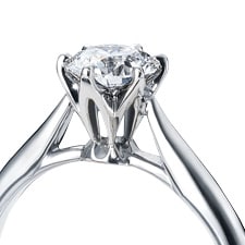 厳格な基準からえりすぐられたダイヤモンドで作る婚約指輪