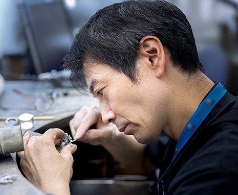 ひとつの指輪に対して、一人のクラフトマンが最初から最後まで責任を持って製作を行っています