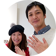 購入した結婚指輪について語る神戸三宮店のお客様