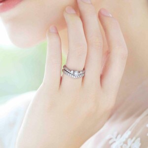 婚約指輪が自然となじむシンプルなデザイン