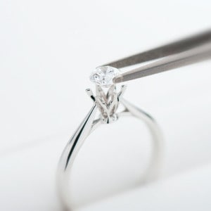 ダイヤモンドと婚約指輪を自分好みに組み合せるセミオーダーのイメージ