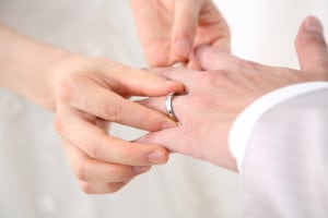 結婚指輪を左手の薬指につける
