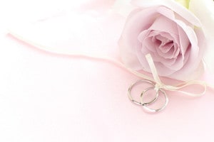 いつからつけていいの？ 結婚指輪をつけるタイミング｜銀座ダイヤモンドシライシ | 婚約指輪・結婚指輪の銀座ダイヤモンドシライシ